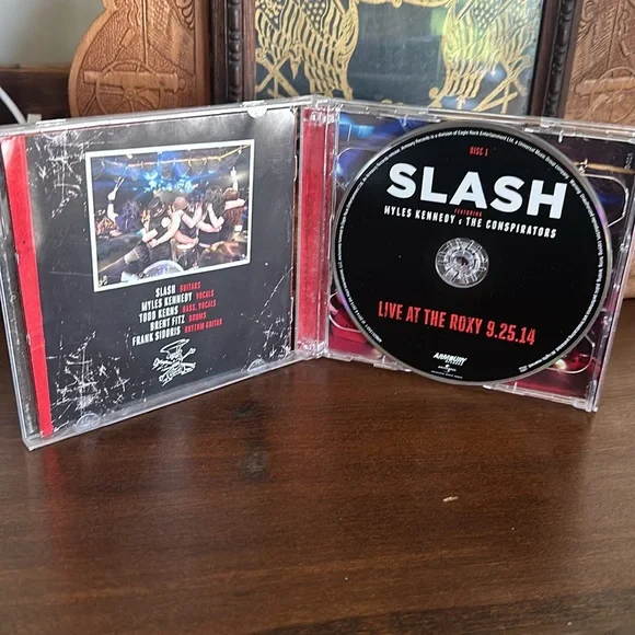 Slash featuring Myles Kennedy & the Conspirators live at the Roxy 9.25.14 - Picture 3 of 9